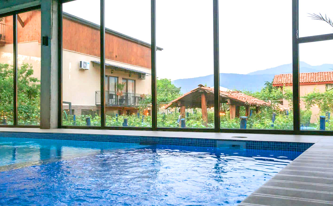 კახეთში, ნომრები 2, 3 ან 4 სტუმარზე საუზმით, აივნით და დახურული აუზით